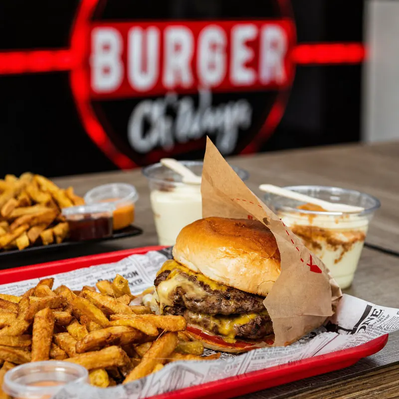 Burger double cheddar avec frites maison et sauces