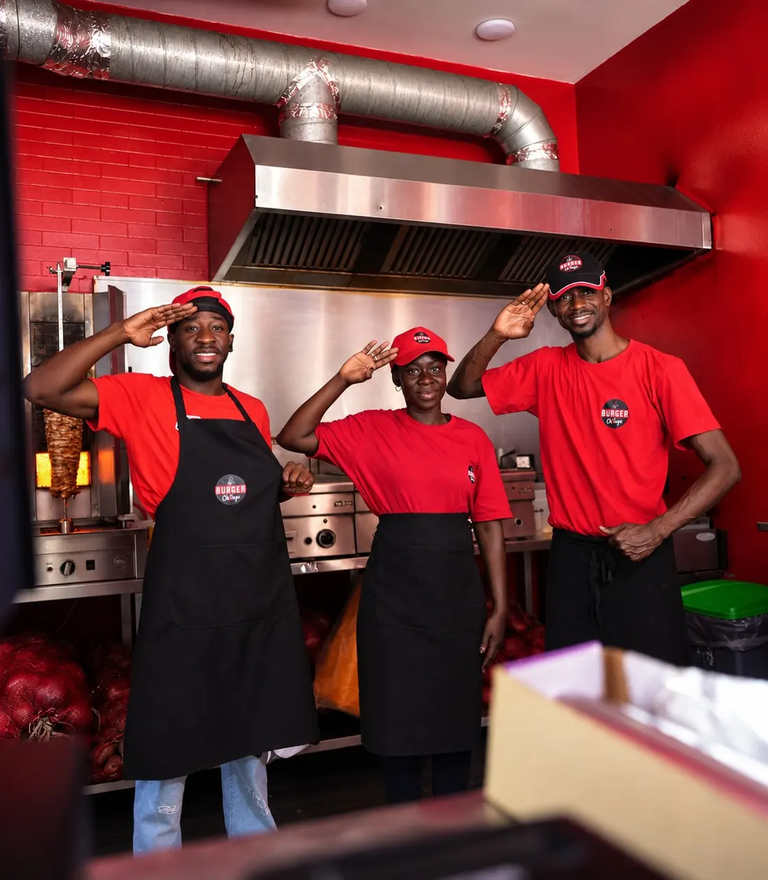 L’équipe Burger Ch’Waya fait le salut militaire en cuisine