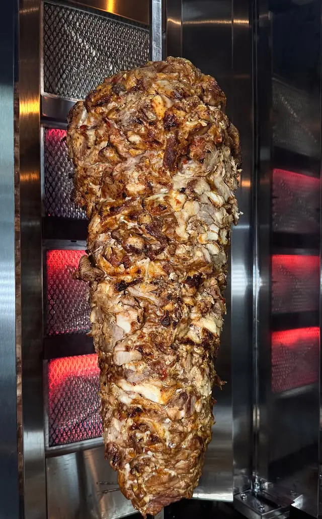 Broche de kebab maison dorée devant les résistances