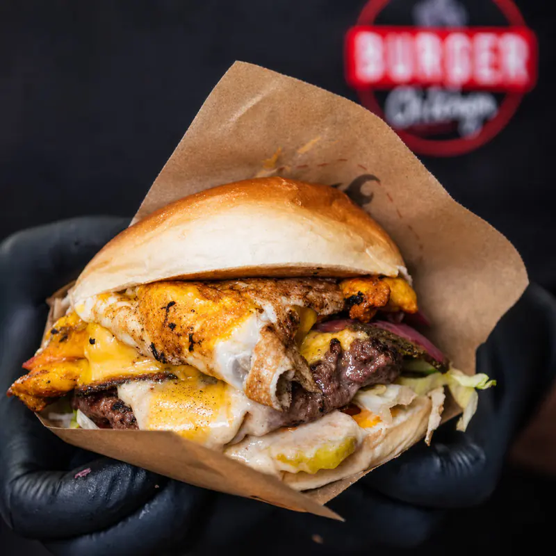 Burger signature avec œuf au plat, poulet croustillant et cheddar