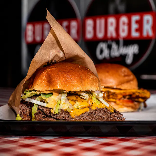 Burger au cheddar coulant et salade